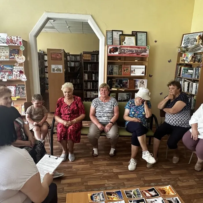 «Встречи у скамейки»: час общения в День дружбы и единения славян