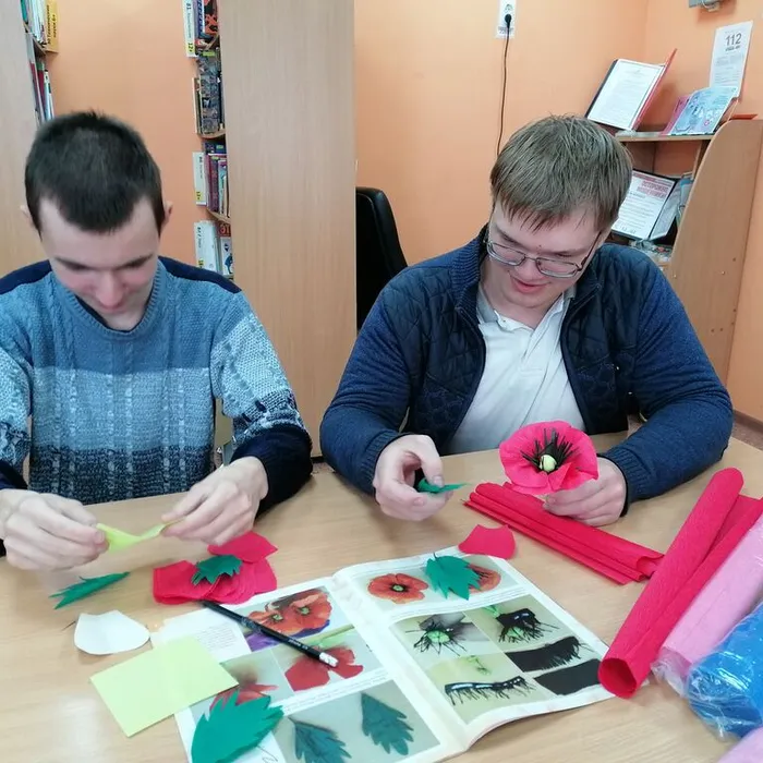В рамках проекта «Пушкинская карта» в Солянской сельской библиотеке состоялся мастер-класс под названием «Цветочная фантазия»