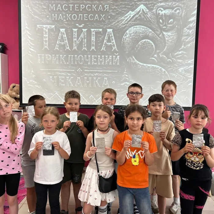 Мастерская «Тайга приключений»: лагерь «Радуга» осваивает чеканку и изучает наследие края